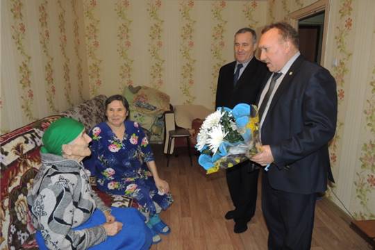 Олег Матвеев поздравил жительницу Новочебоксарска с юбилеем