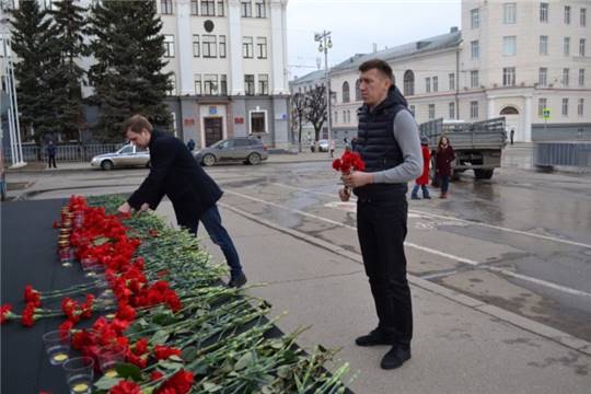 Депутат НГСД Александр Алехин почтил память погибших от теракта в Санкт Петербурге и возложил цветы в память о погибших.