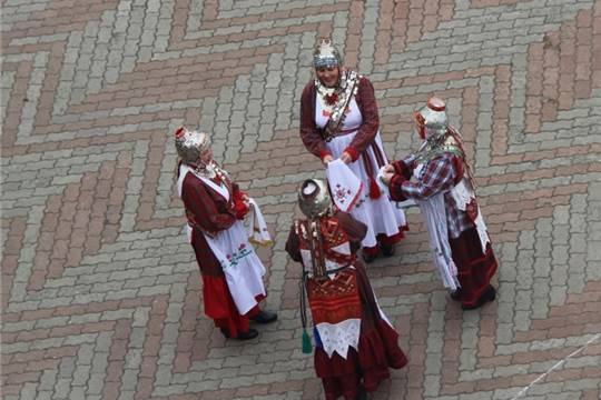 В честь Дня государственных символов Чувашской Республики новочебоксарцы выстроились в «Древо жизни»