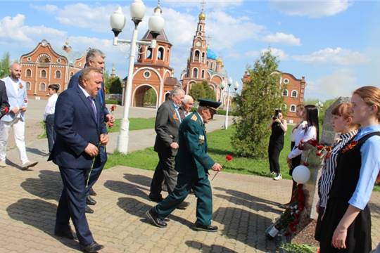 Официальные лица и ветераны Великой Отечественной войны возложили цветы к памятным обелискам на месте бывших деревень