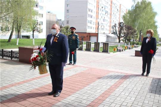 Глава города и депутаты возложили цветы к Вечному огню