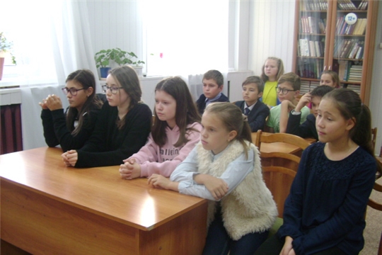 В Аликовской детской библиотеке было проведено виртуальное путешествие «Театра мир откроет нам свои кулисы»
