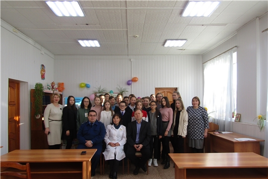 В Аликовской детской библиотеке для учащихся 8 «Б» класса МБОУ «Аликовская СОШ им. И.Я.Яковлева» состоялся День информации «На защите детства»