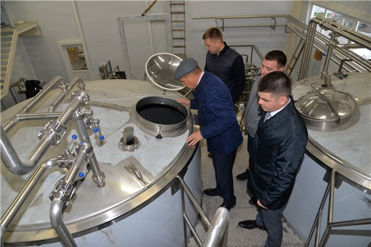 Глава администрации Батыревского района посетил строящиеся  объекты сельхознаправления