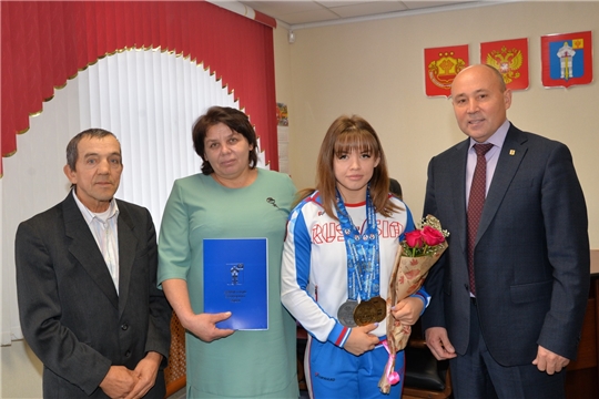 В администрации Батыревского района чествовали чемпионку Европы по тяжёлой атлетике среди молодёжи Наталью Шайманову