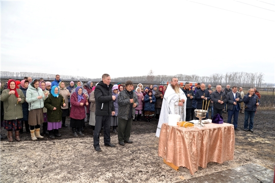 Поднятие купола с крестом над часовней