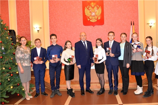 Торжественная церемония вручения пacпopтoв
