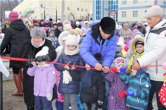 В п. Кугеси открылся сквер с детскими аттракционами