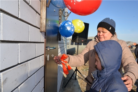 Многодетной семье из села Сугуты Батыревского района вручены ключи от нового жилого дома