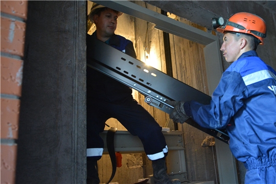 Новые лифты по программе капремонта продолжают устанавливать в домах Чувашии