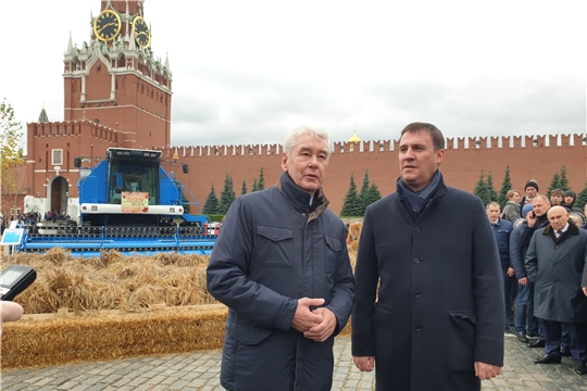 Экспозицию «Тракторных заводов» в центре столицы посетили министр сельского хозяйства России и мэр Москвы