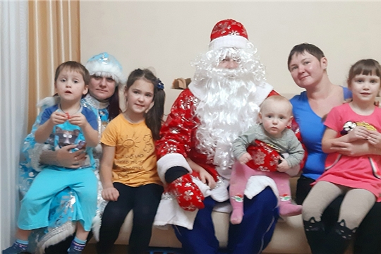 Дед Мороз и Снегурочка дарят праздник многодетным семьям химиков
