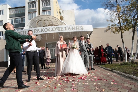 Осенний сезон свадеб в Алатыре успешно продолжается