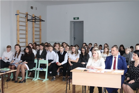 В рамках международного проекта «Европейская неделя местной демократии» в алатырской школе №2 прошёл дайджест ораторов «Демократия – построение доверия»