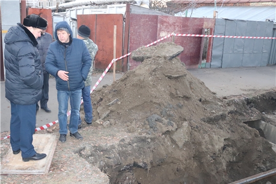 В Алатыре устраняется авария на водопроводе