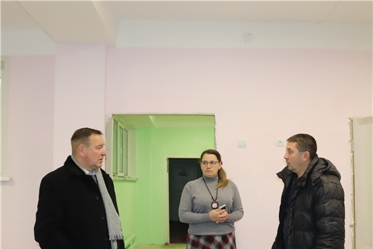 Глава алатырской администрации В.И. Степанов ознакомился с ходом ремонтных работ, которые ведутся сейчас в двух детских садах города