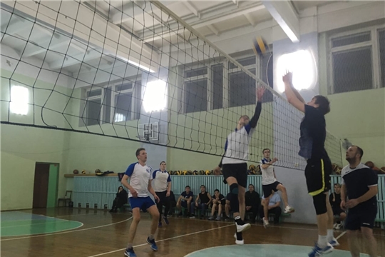 В Алатыре проходит Чемпионат города по волейболу среди мужских команд