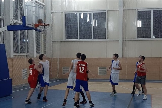 В Алатыре проходит предновогодний турнир по баскетболу