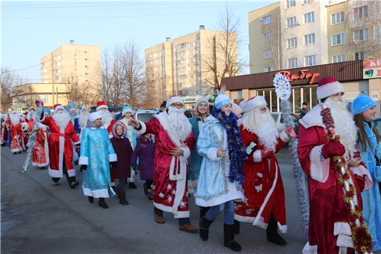 В Алатыре прошёл традиционный парад Дедов Морозов и Снегурочек