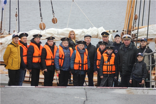 Юные моряки встретили в Чебоксарах учебную парусную шхуну МДЦ «Артек»