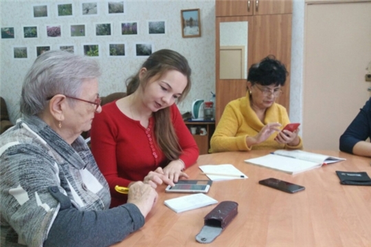 «Бабушка и смартфон»: чебоксарцы пожилого возраста осваивают навыки работы с современными гаджетами