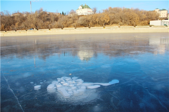 Прочный, но коварный лед: чебоксарские спасатели напомнили рыбакам правила безопасного поведения