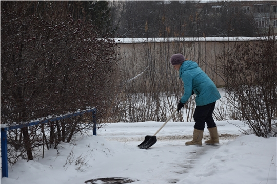 После снегопада: работники ЖКХ Московского района г. Чебоксары чистят снег своевременно