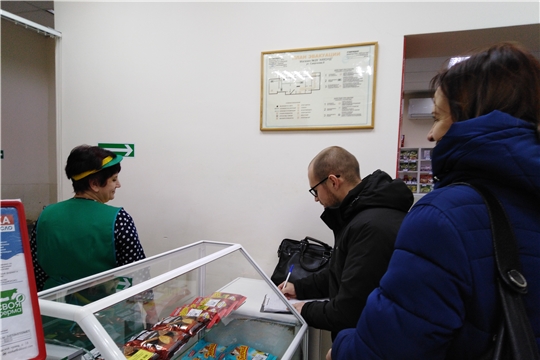 Неформальная занятость: в Московском районе г.Чебоксары проверили объекты торговли, общественного питания и бытового обслуживания