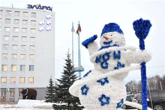 Арт-объекты «Снеговик» и «Медведь» разнообразили концепцию новогоднего оформления Московского района г.Чебоксары