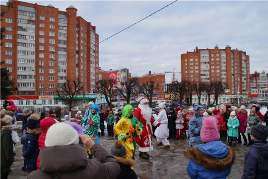 Калининский район: волшебная сказка приходит во дворы и дарит новогоднее настроение