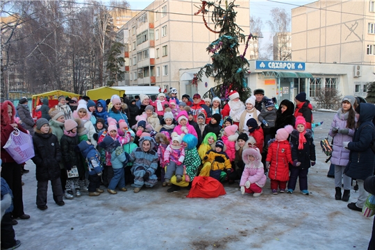 Калининский район: на празднике в Аллее искусств горожане получили заряд бодрости и новогоднего настроения!