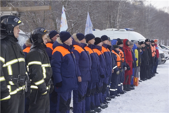 Спасатели МЧС Чувашии отработали навыки спасения провалившихся под лёд