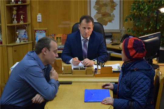 Прием граждан по личным вопросам провел глава администрации города Шумерля Алексей Григорьев