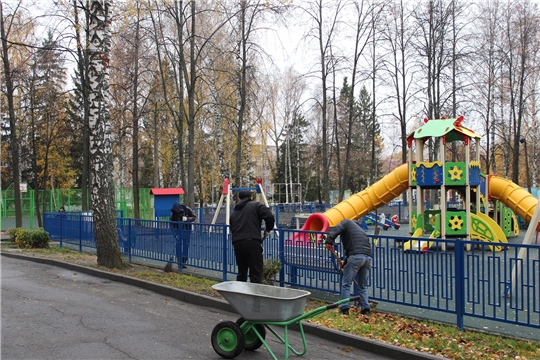 В парке культуры и отдыха города Шумерля продолжаются работы по благоустройству и санитарной очистке территории