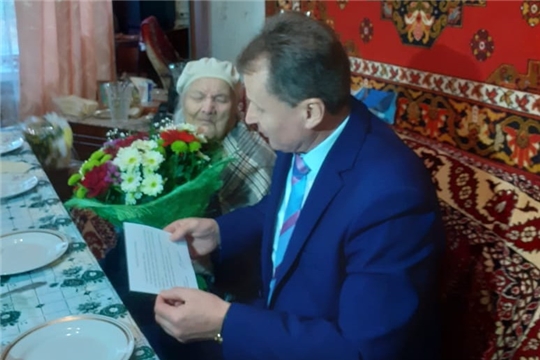 Глава администрации города Шумерля А.Д. Григорьев поздравил с 95-летним юбилеем ветерана педагогического труда Н.Ф. Тюрину