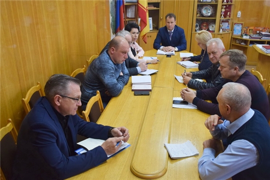Глава администрации города Шумерля Алексей Григорьев провел рабочее совещание с руководителями муниципальных коммунальных предприятий, управляющих компаний