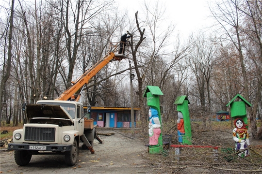 В парке культуры и отдыха города Шумерля началась санитарная рубка сухостойных и аварийных деревьев