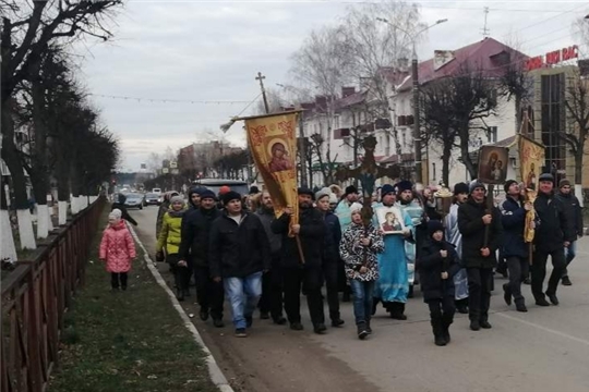 По улицам Шумерли прошел Крестный ход в честь Казанской иконы Божией матери и Дня народного единства