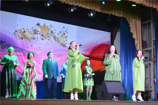 В День народного единства в Шумерле прошла праздничная концертная программа народной артистки Чувашии Августы Уляндиной и фолк-группы «Ярды»