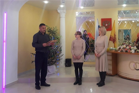 В рамках реализации проекта «Сохраним семью» в отделе ЗАГС администрации города Шумерля состоялось торжественное вручение сертификатов на маткапитал