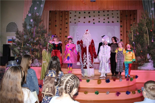 На Елке главы администрации города Шумерля школьники совершили веселое путешествие в «Страну сладостей»