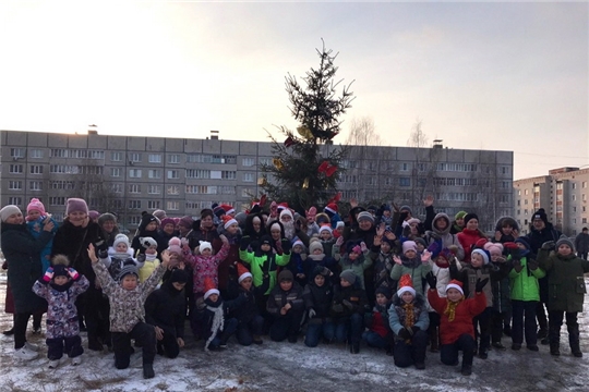 Волонтеры гимназии №8 организовали и провели праздничную программу «Новый год в каждый дом!» в микрорайоне города