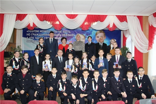 Михаил Анисимов вручил паспорта цивильским школьникам