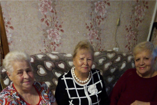 В преддверии Международного дня пожилых людей члены Совета ТОС «Калинка» поздравили с днем рождения жителей микрорайона