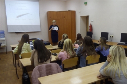В Калининском районе прошел мастер-класс «Искусство визажа» для девушек из «группы  риска»