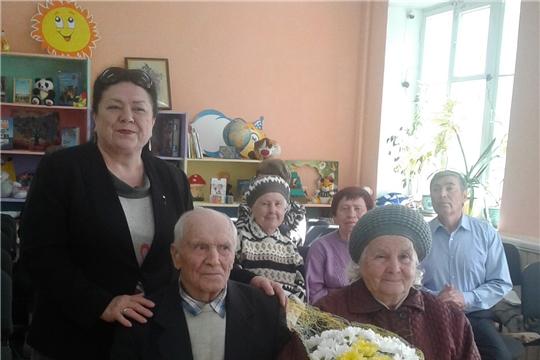 Жительницу Калининского района поздравили с 90-летием