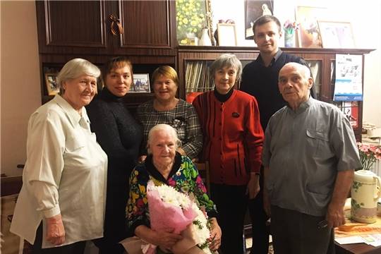 Седины – на висках, на лице – улыбка: долгожительница Калининского района отмечает 105-летний юбилей