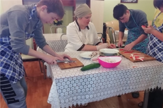 В Калининском районе еженедельно для детей Центра проводят кулинарный практикум