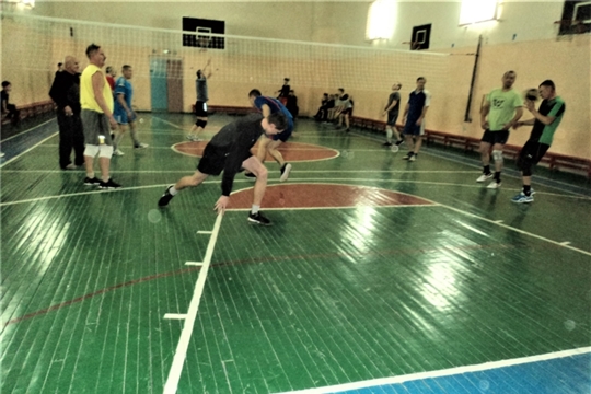 Состоялся турнир по волейболу среди любительских команд Калининского района