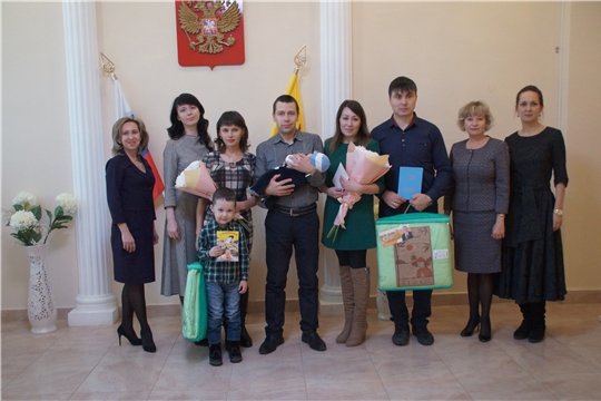 В Калининском районе в преддверии Дня матери вручили сертификаты на материнский капитал